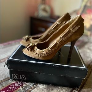 Open toe heels. Color: Camel. Size 7. Good condition.